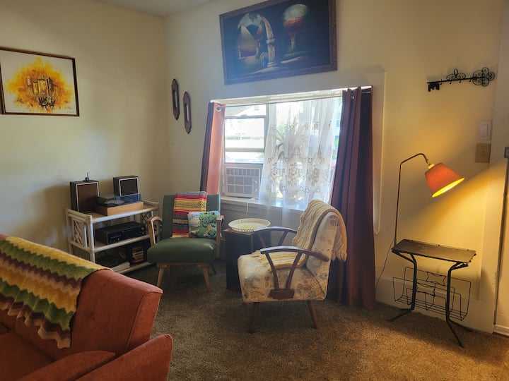 Vintage furnishings in the living room of Jessica’s Canton accommodation